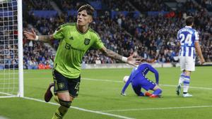 El delanteri español del Manchester United, Alejandro Garnacho celebra su tanto ante la Real Sociedad durante el encuentro del grupo E de Liga Europa entre Real Sociedad y Manchester United, este jueves en el estadio Reale Arena en San Sebastián. EFE/ Javier Etxezarreta