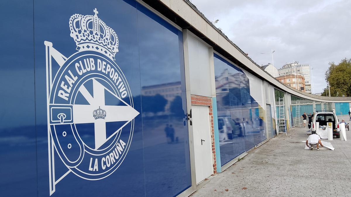 Nuevos vinilos del RC Deportivo en los arcados de Riazor.
