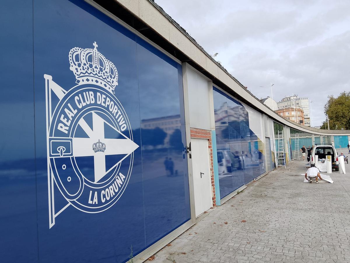 Nuevos vinilos del RC Deportivo en los arcados de Riazor.