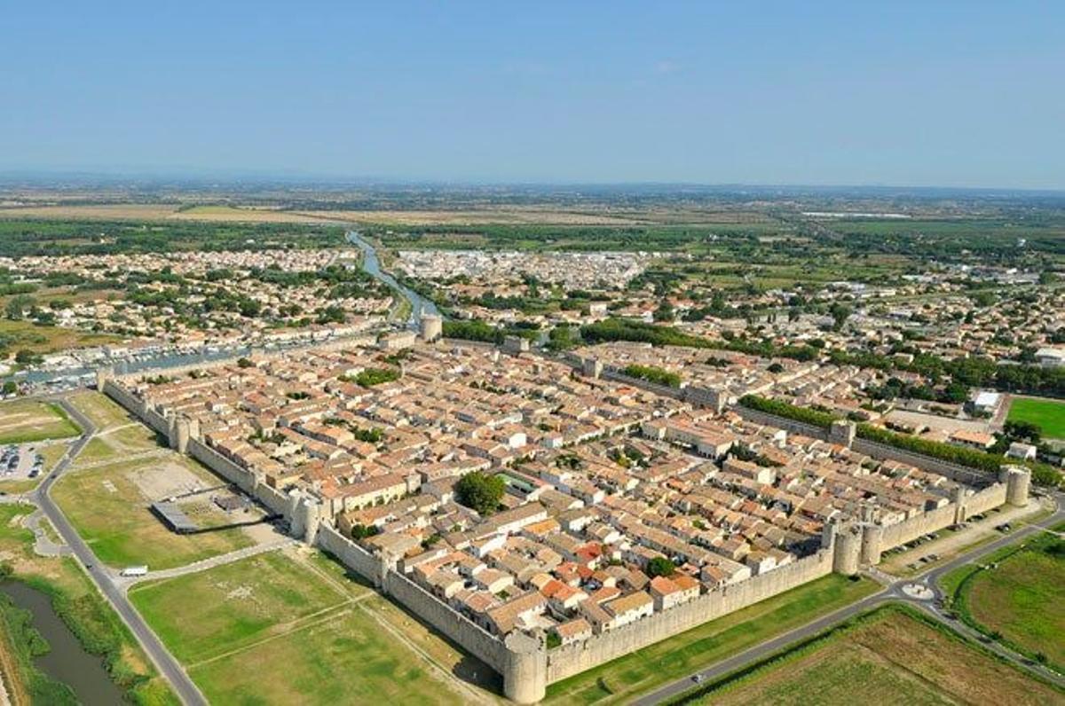 La ciudad medieval de Aigues Mortes (Francia) está completamente amurallada.