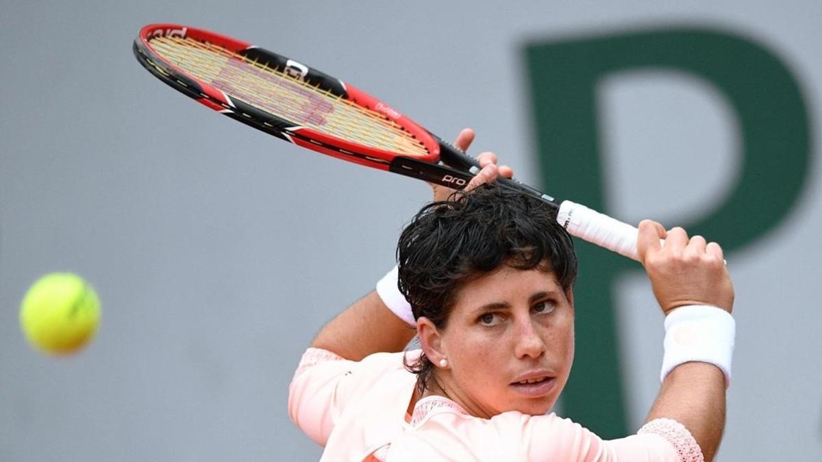 Carla Suárez, durante el partido contra Putintseva, en Roland Garros.