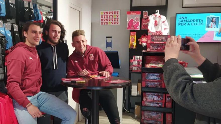 Ignasi Miquel i Brandon atenent un seguidor del Girona a la botiga de Montilivi