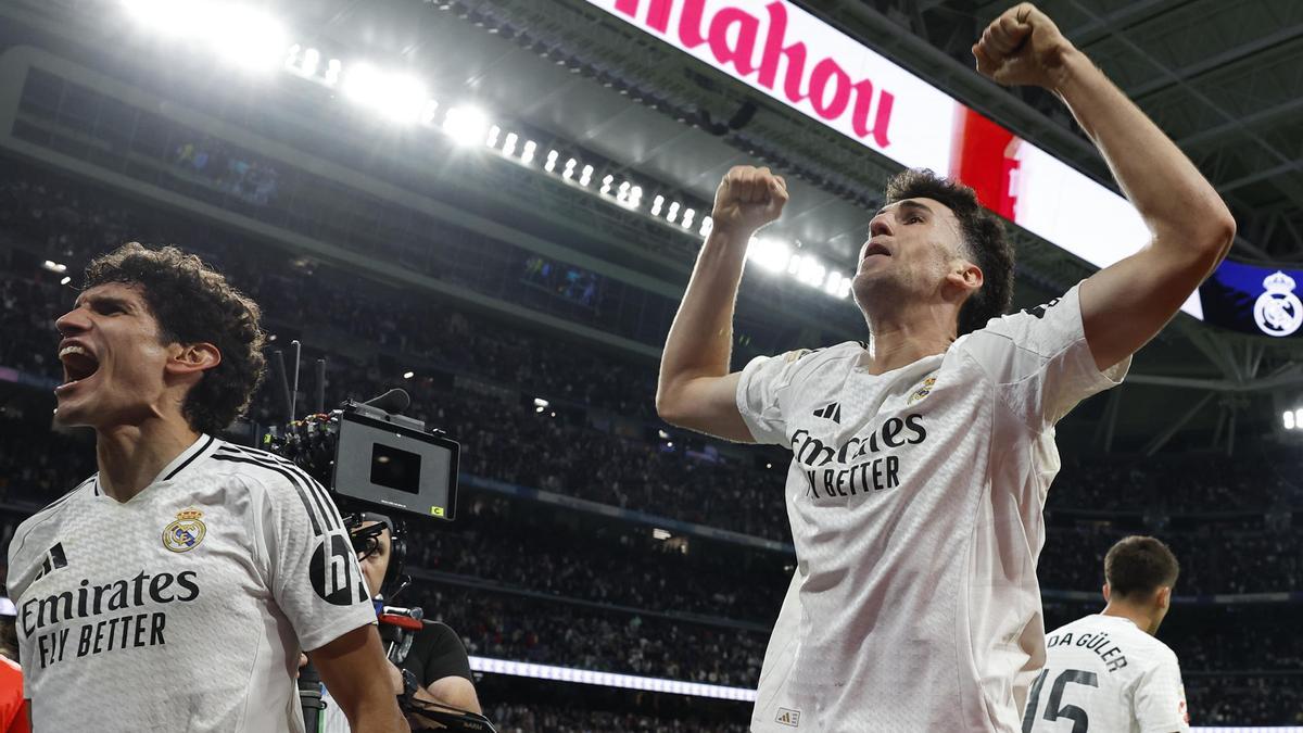 El defensa del Madrid Jacobo Ramón (d) celebra tras marcar el segundo gol ante el Mallorca.