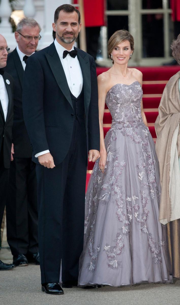 Felipe Varela firmó el vestido de noche que lució la reina Letizia en la cena previa a la boda de los Duques de Cambridge