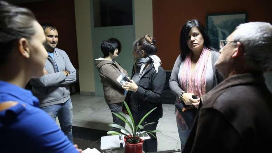 Algunos de los participantes en la asamblea celebrada anoche en la Casa da Cultura. // Bernabé/Gutier