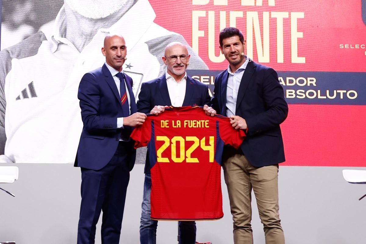 Luis Rubiales y Albert Luque durante la presentación de Luis de la Fuente como seleccionador.