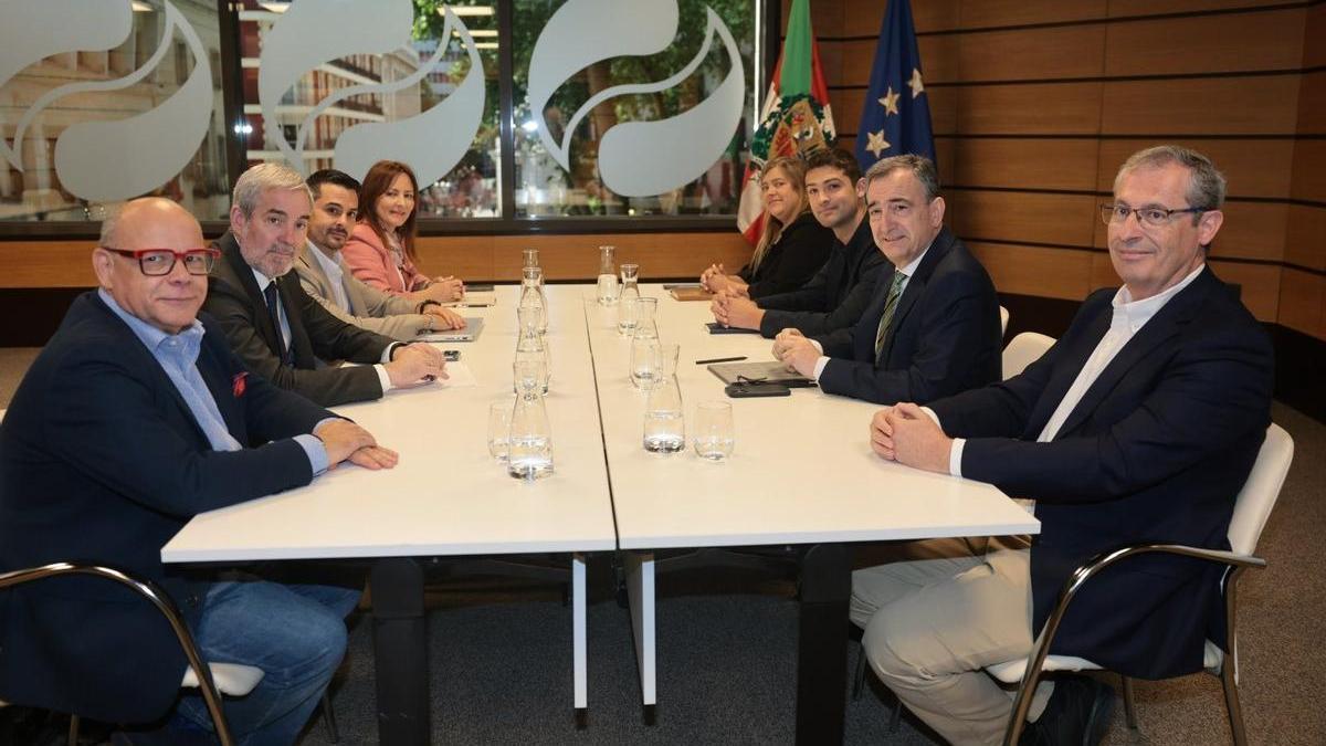 Las delegaciones de CC y el PNV encabezadas por Fernando Clavijo (2i) y Aitor Esteban (2d)