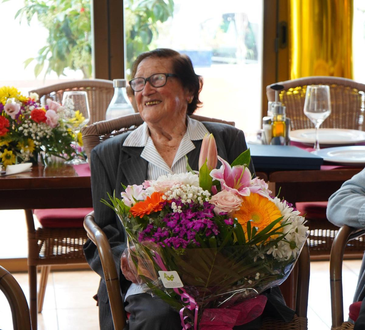 Eulalia recibiendo sus regalos en la celebración de su cumpleaños número 100.