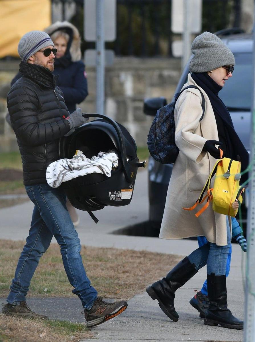 Anne Hathaway con su marido y sus dos hijos.