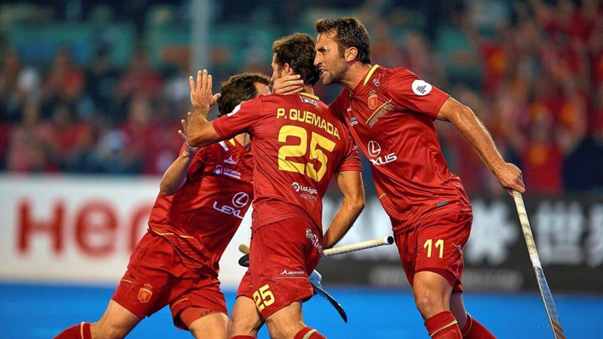 Quemada, Oliva y Delas celebran uno de los goles españoles
