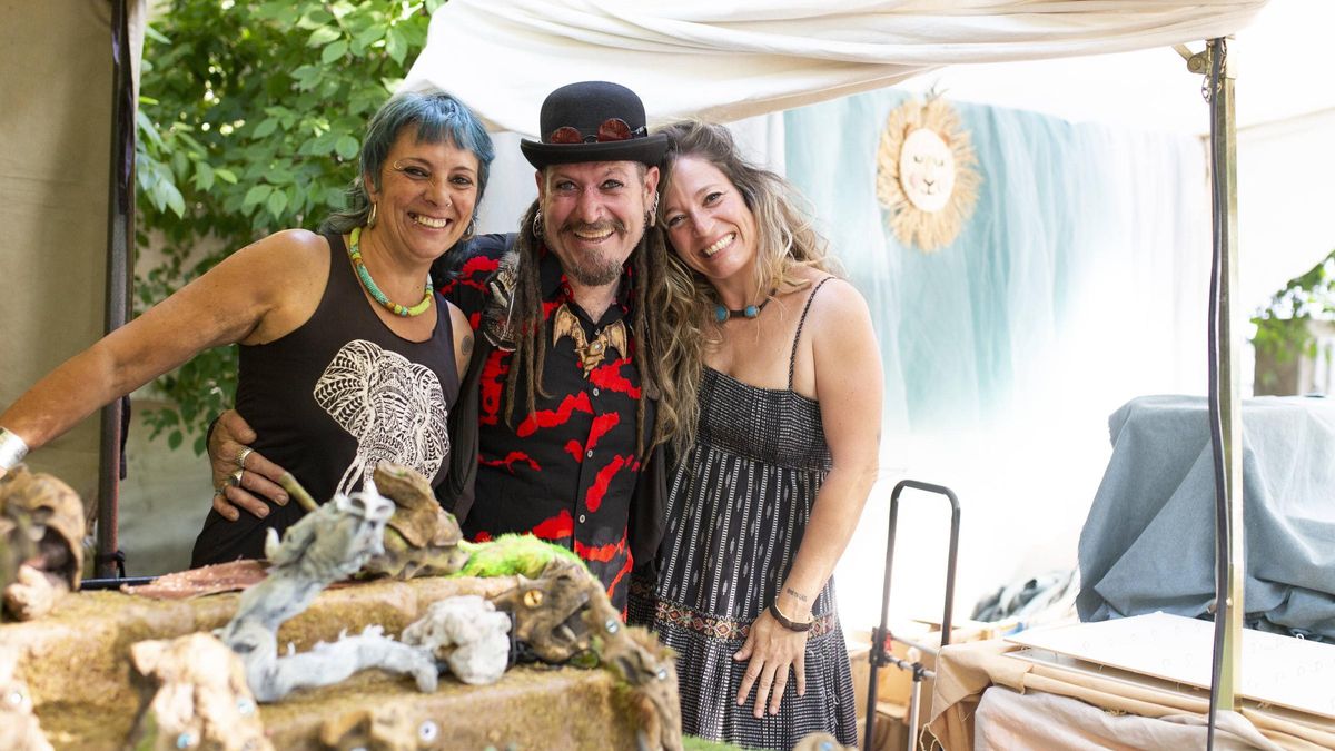 Roberto, junto a su pareja y a Elvira, en los puestos instalados en el paseo de Cánovas.