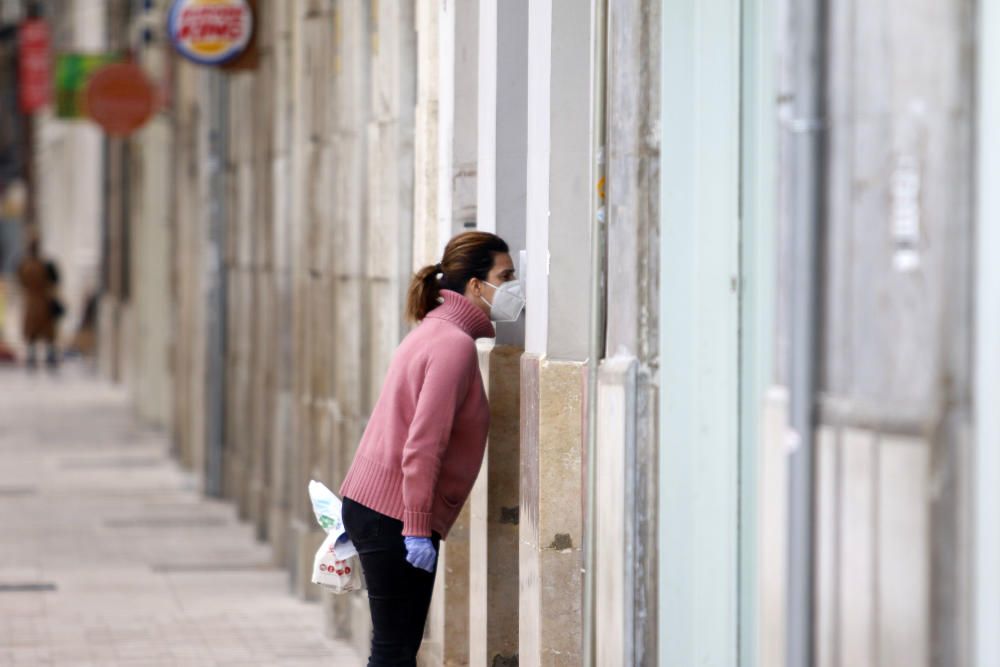 Más de un mes de confinamiento domiciliario y Málaga sigue repitiendo la estampa de las últimas semanas. Calles vacías, comercios cerrados, apenas personas por la calle, siempre con mascarilla, y la poca actividad que se aprecia en un control policial en pleno Paseo de los Curas...