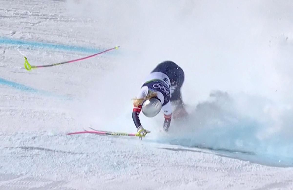 Este video del COI/OBS muestra a la estadounidense Lindsey Vonn cayendo durante la prueba de descenso femenino en los Juegos Olímpicos de Invierno de Milán Cortina 2026 en Cortina d'Ampezzo el 8 de febrero de 2026.