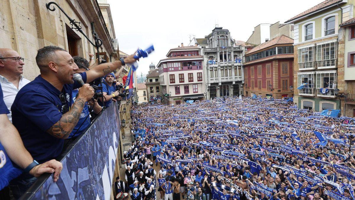 Santi Cazorla, celebrando el ascenso del Real Oviedo a Primera División desde el Ayuntamiento.