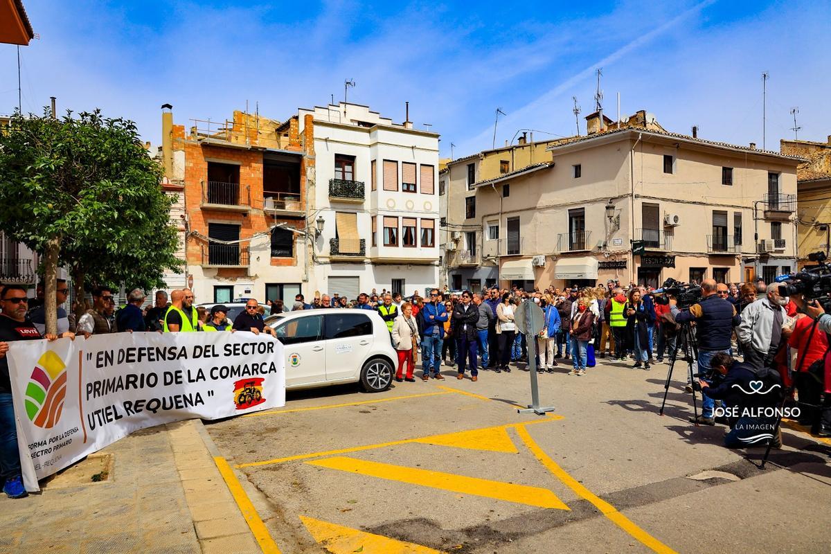 Concentración frente al Ayuntamiento de Requena por parte de la ciudadanía de San Antonio por el incendio en la planta de reciclaje.