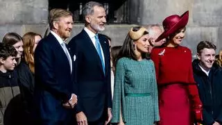 Los reyes de los Países Bajos reciben con honores a los reyes Felipe y Letizia
