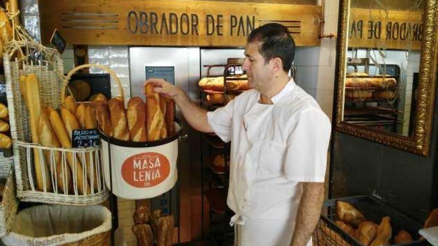 Antonio Sánchez muestra una de sus barras de pan de masa lenta, en su panadería de Marbella.