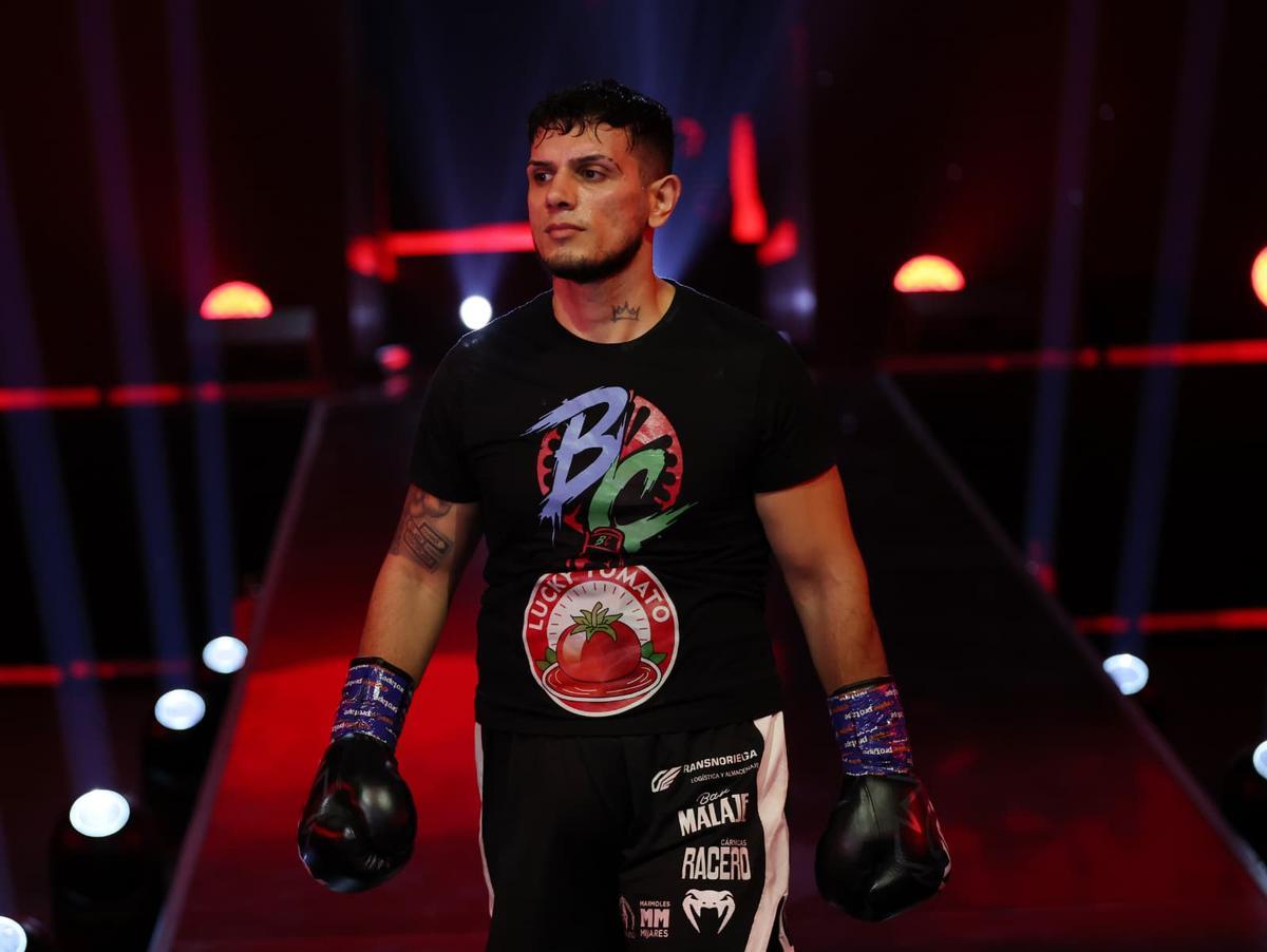 Bryan Castellano entrando al cuadrilatero.