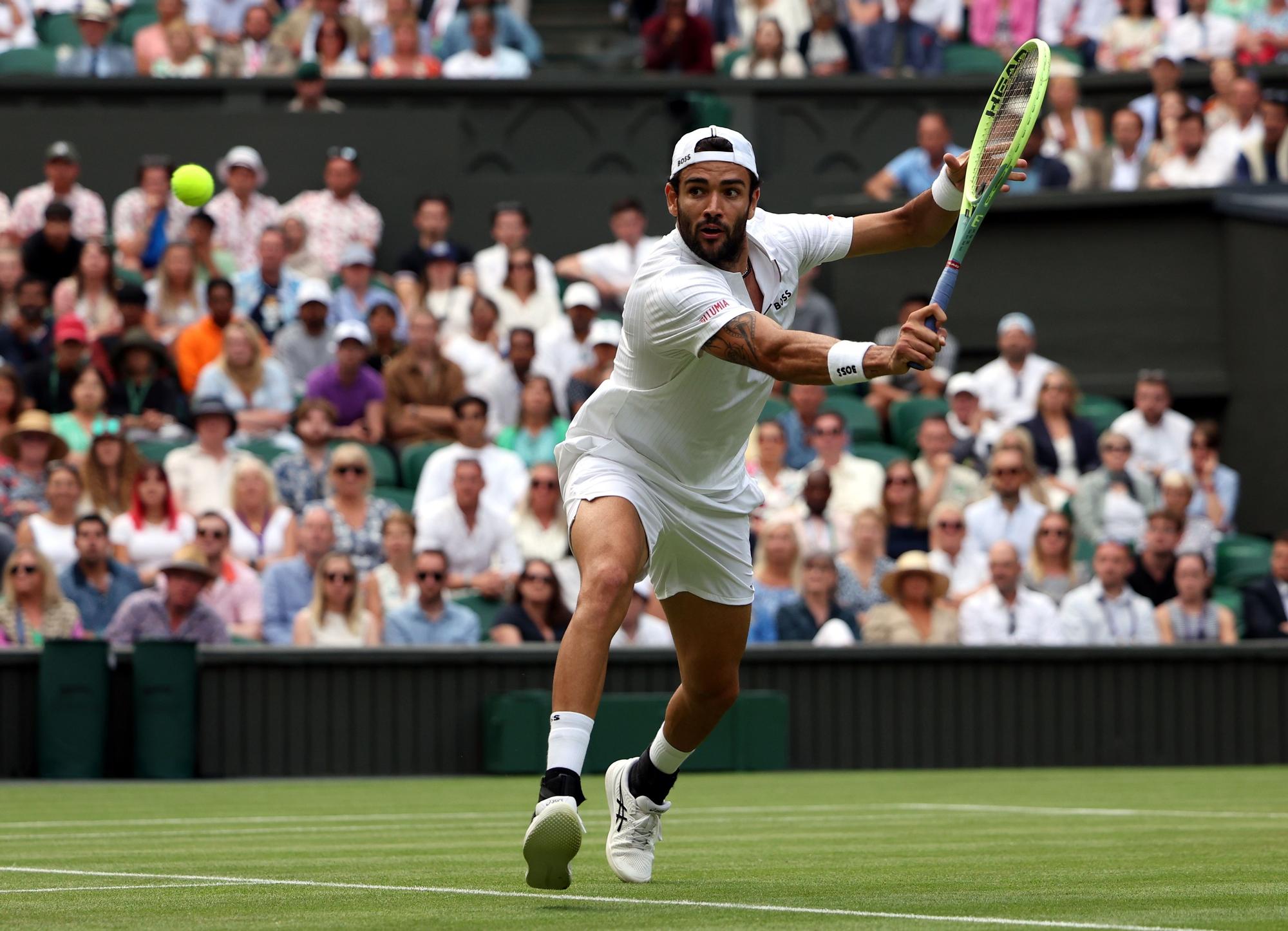 Alcaraz pega más fuerte para entrar en cuartos de Wimbledon