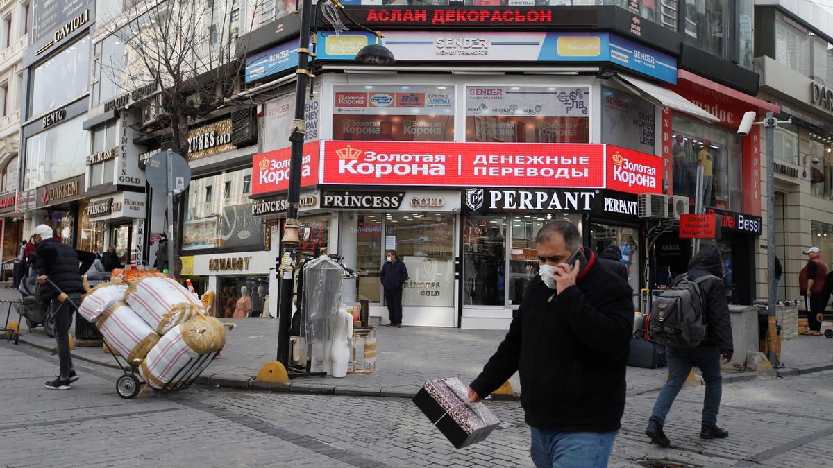 Carteles en ruso en tiendas del distrito de Laleli en Estambul, este viernes.