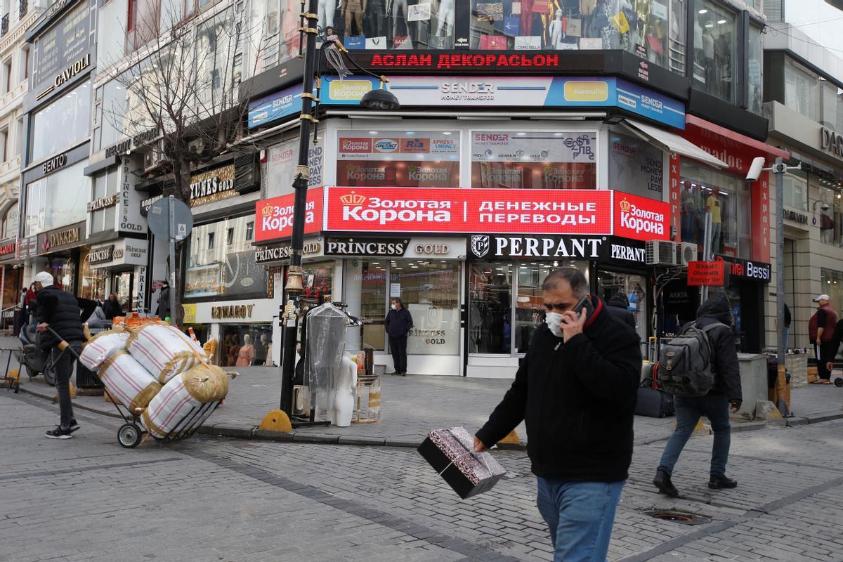 Carteles en ruso en tiendas del distrito de Laleli en Estambul, este viernes.