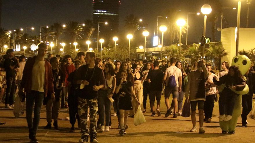 Sigue la tensión en Barcelona en una nueva noche de botellones y vandalismo