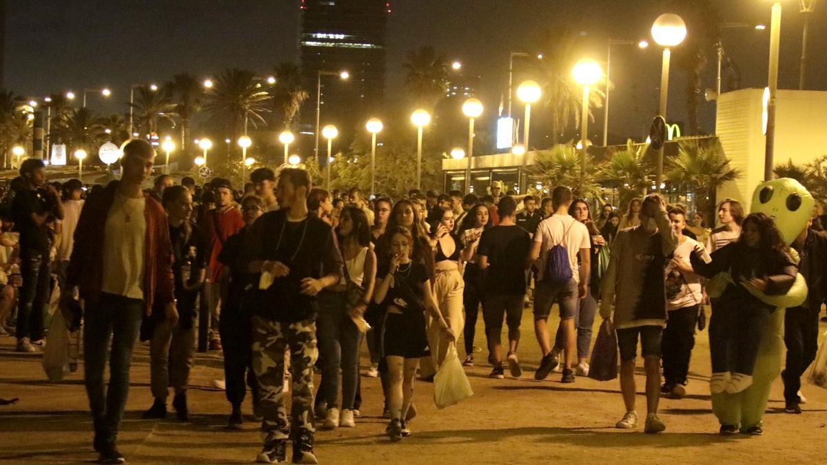 Los jóvenes se congregaron en las playas de Barcelona.