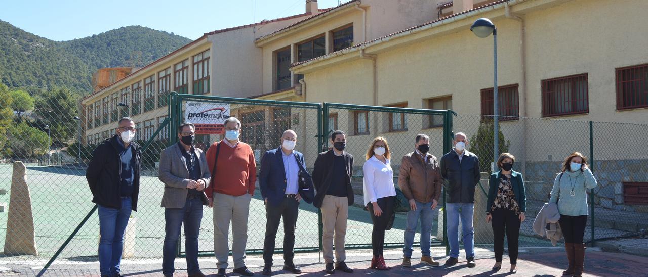 Visita de diputados socialistas a las instalaciones de El Xorret de Catí, cerradas hace ocho años.