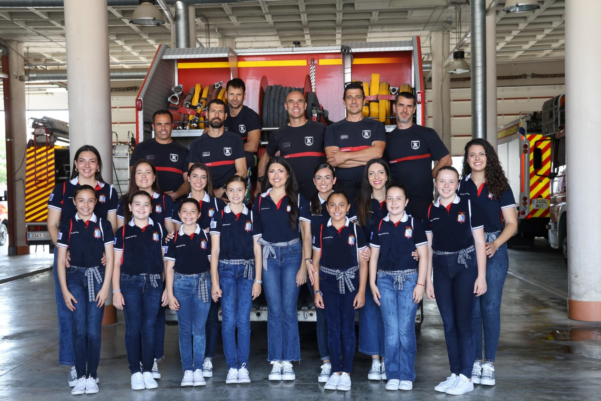 Visita al parque de Bomberos de la Belleas del Foc 2025 y sus damas de honor