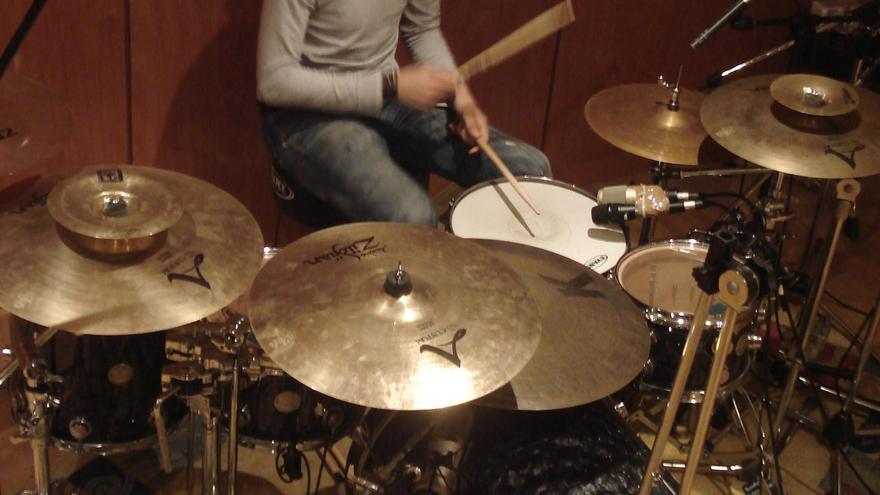 Un vecino convaleciente de un ictus lleva al Síndic las molestias de un local de ensayo sin permiso