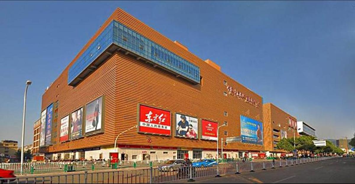 Otra de las naves del complejo comercial en Yiwu.