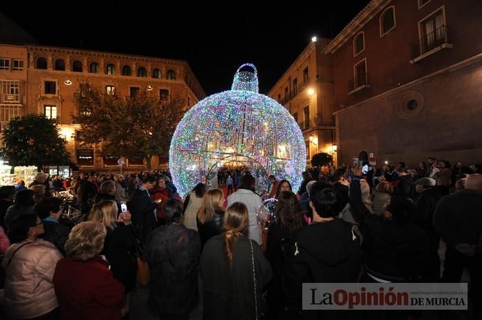 Estrellas y bolas ya brillan en las calles de Murcia