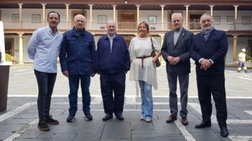 Por la izquierda, Rufino Alonso, José Antonio Caunedo, Francisco de Borja Lombardía, Ana Villanueva, Juan García y Rafael Cordero, miembros de la nueva junta directiva del colectivo Oviedo Reconquista.