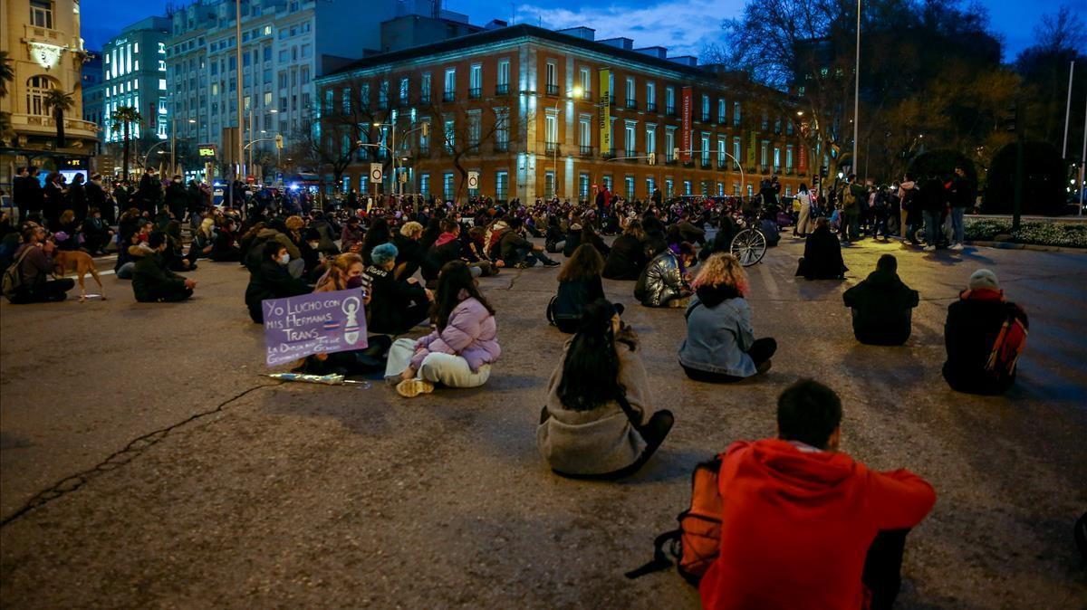 Varias mujeres participan en una concentración feminista con motivo del Día Internacional de la Mujer en la Plaza de Neptuno, en Madrid.