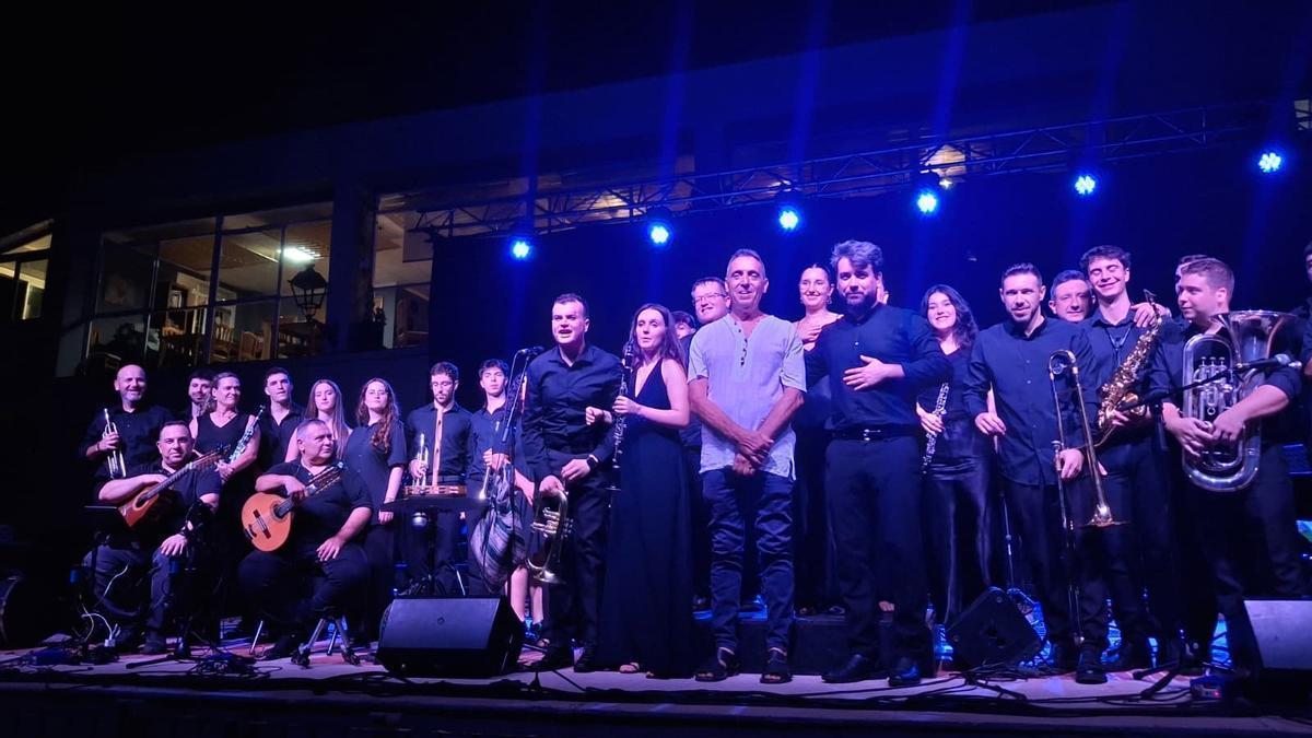 La música fa colla: Pep Gimeno, els seus músics i el director de l'Agrupació Musical El Seguili, Rubén Escrivà, i els intèrprets de la banda