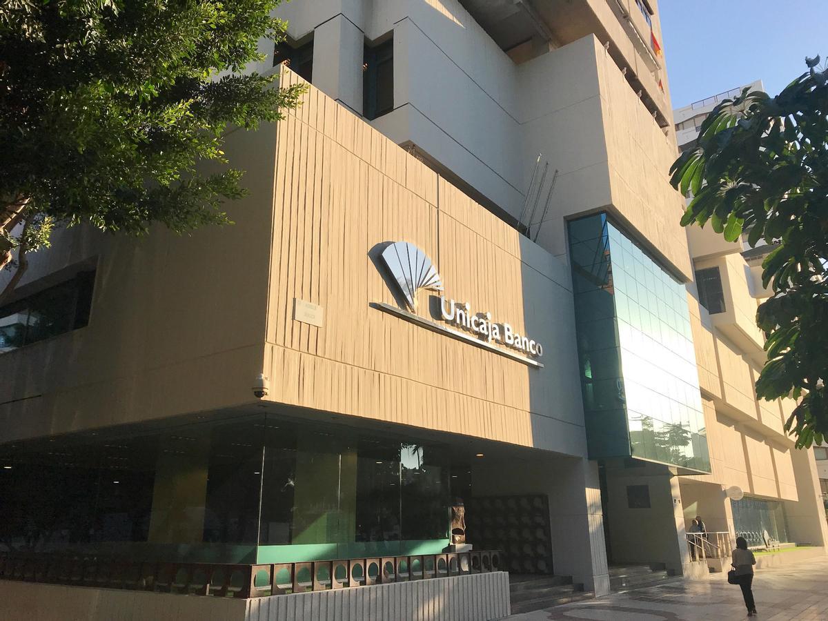 Fachada de una oficina de Unicaja en Málaga.