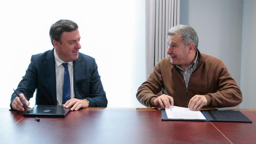 Valentín González, izquierda, y Manuel Ruiz, firmando el convenio / d.c.