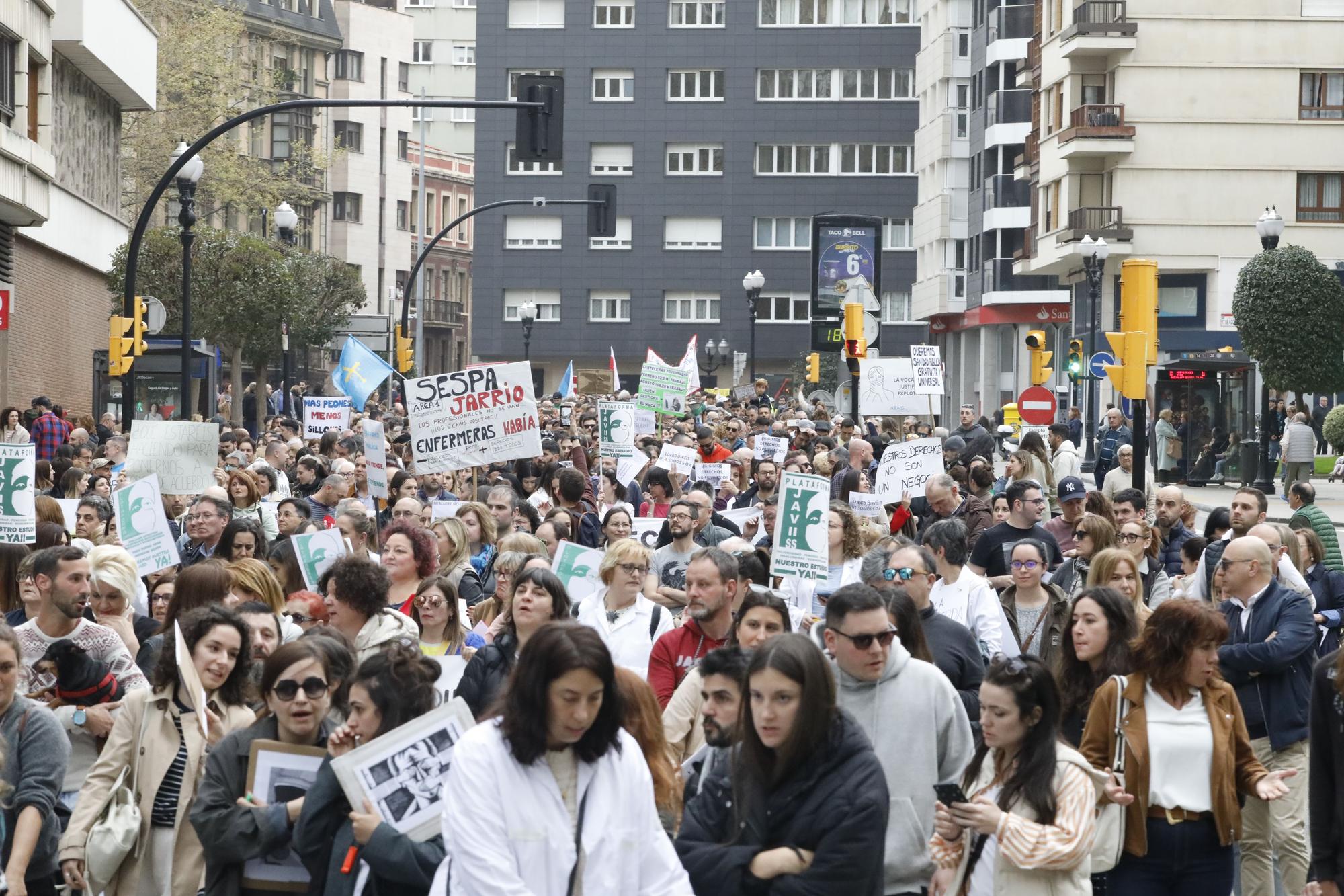 En imágenes: Los sanitarios se manifiestan en Gijón al grito de "no queremos más dinero, queremos mejores condiciones laborales"