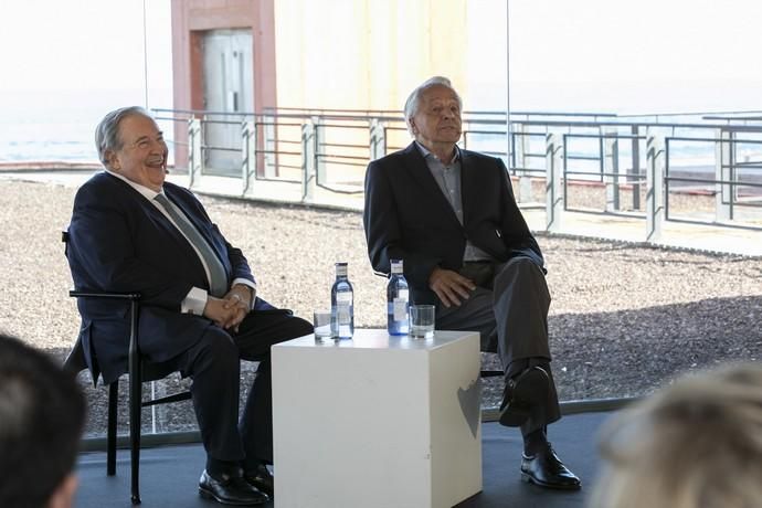 12.03.19. Las Palmas de Gran Canaria. El expresidente del Gobierno de Canarias Jerónimo Saavedra y el exconsejero de Economía de la comunidad autónoma José Carlos Mauricio debaten sobre cómo ven la llamada "Nueva política", en un acto organizado por el diario Canariasenhora.com. Auditorio Alfredo Kraus. Foto Quique Curbelo