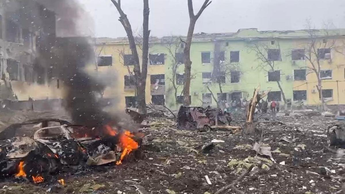 Tropas rusas bombardean el hospital pediátrico en Mariúpol