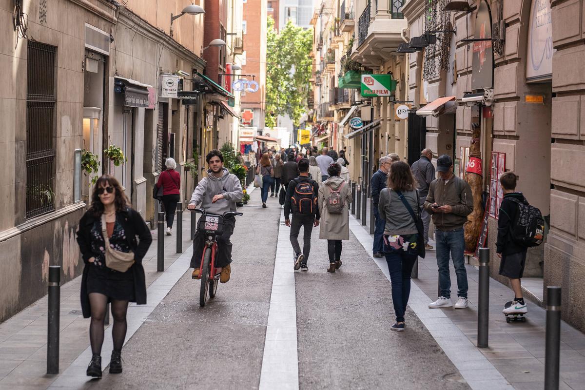 Ambiente animado en el eje comercial de la calle Gran de Gràcia.