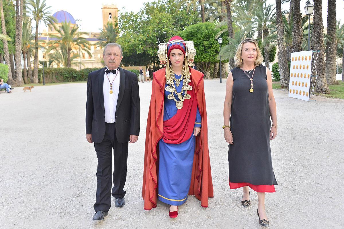 Paco Huertas y Mari Carmen Pérez escoltan a la nueva Dama Viviende de Elche, Daniela Díaz, el día de su proclamación, el 25 de junio