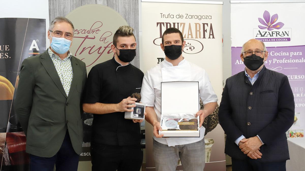 Diego Latorre recoge su premio, además de la trufa facilitada por el truficultor Carlos Arnal.