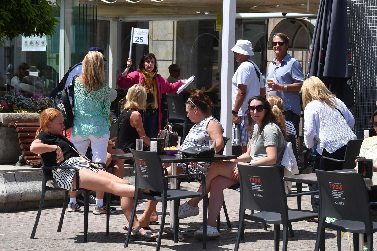 Varias personas disfrutan del sol en una terraza en A Coruña.