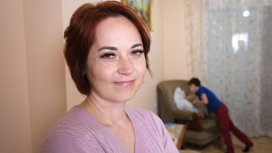 Natalia, rusa residente en Torrevieja, acoge en su casa a Viktoria y su niño de seis años, ucranianos que han huido de las bombas