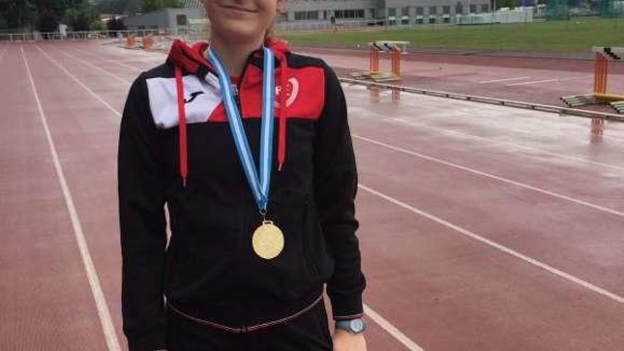 Sonia Rivadulla posa con la medalla de oro del Gallego Sub-14.