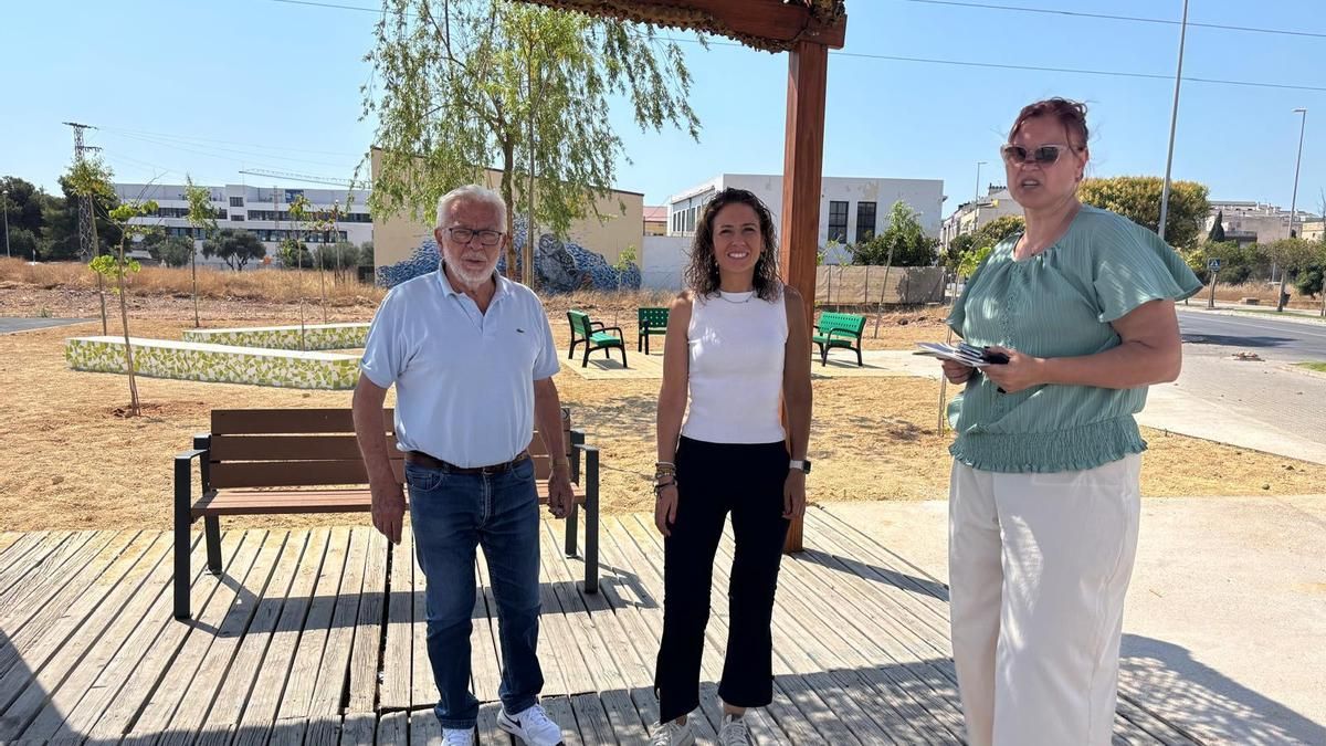 La alcaldesa, María Tormo, visitó las mejoras en la pista 'pump track' junto al concejal José Martínez, entre otros.