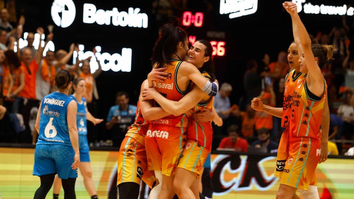 Las 'taronja' celebran su triunfo en La Fonteta.