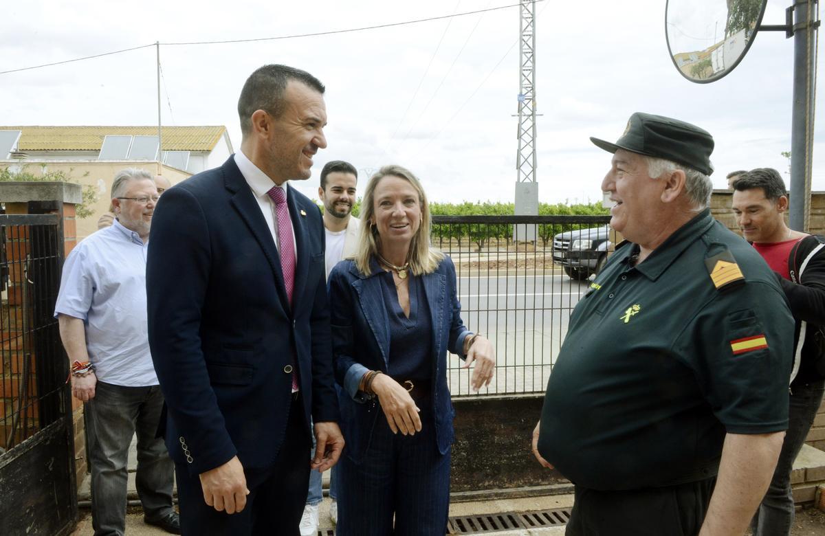 Vicent Mompó durante su visita al cuartel de la Guardia Civil de Puçol.