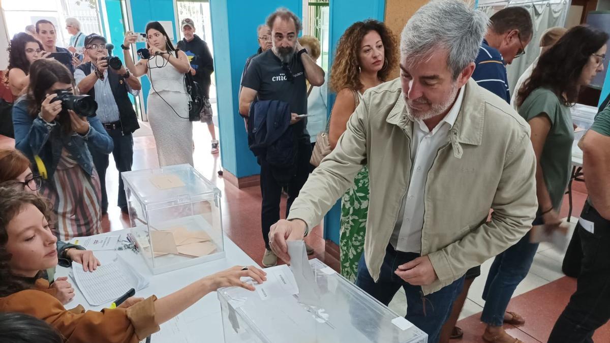 El presidente del Gobierno de Canarias, Fernando Clavijo, deposita su voto.